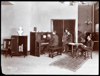 Quattro uomini, uno che suona un pianoforte a rullo H. Bruman Co., 1907
