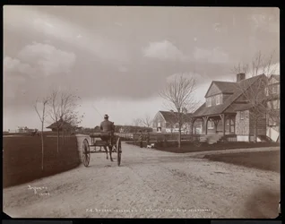 Vista generale di case e edifici nella tenuta di F.G. Bourne a Oakdale, Long Island, New York, 1900