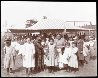 Gruppo di ragazze e una donna alla palestra e parco giochi della Hudson Bank, 53rd Street e 11th Avenue, New York, 1898