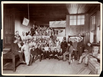 Ritratto di gruppo di dipendenti maschi, presumibilmente con il signor Maillard, presso i produttori di cioccolato Maillard, 116-118 West 25th Street, New York, 1902