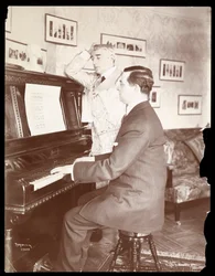 Kyrle Bellew e amico al pianoforte nella casa di Bellew, 1908