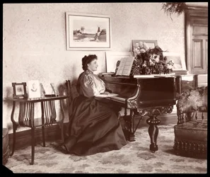 Madame Frances Saville a casa, 1895