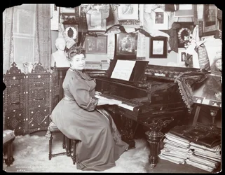 Madame Schumann Heink seduta al pianoforte, 1906
