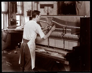 Uomo che lavora nella fabbrica di pianoforti Hardman, Peck e Co., New York, 1907