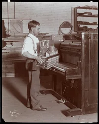 Uomo che lavora nella fabbrica di pianoforti Hardman, Peck und Co., New York, 1907