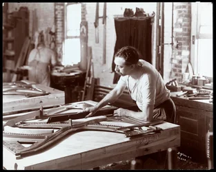 Uomo che lavora nella fabbrica di pianoforti Hardman, Peck und Co., New York, 1907