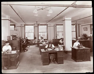 Uomini e donne in un ufficio aperto presso Parke, Davis und Co., chimici, Hudson und Vestry Streets, New York, 1910
