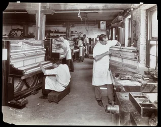 Uomini che lavorano nella fabbrica di pianoforti Hardman, Peck und Co., New York, 1907