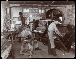Uomini che lavorano nella fabbrica di pianoforti Hardman, Peck und Co., New York, 1907