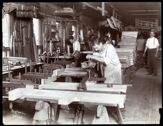 Uomini che lavorano nella fabbrica di pianoforti Hardman, Peck und Co., New York, 1907