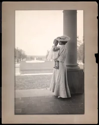 La signora Clarence Mackay e un bambino nel portico di Harbor Hill, Long Island, 1898-1910