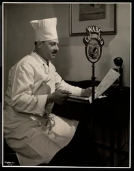 Ritratto dello chef Maurice Hervieux al microfono presso l