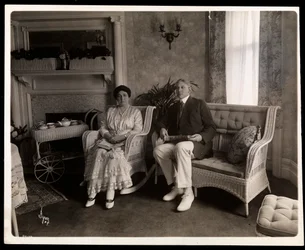 Ritratto del Sig. e della Sig.ra Howard seduti in un salotto nella loro casa al 200 5th Avenue, New York, 1916-6 (stampa al gelatino d