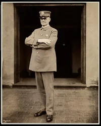 Ritratto del poliziotto più alto all