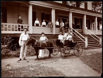 La famiglia Janer, il personale e gli ospiti al Janer