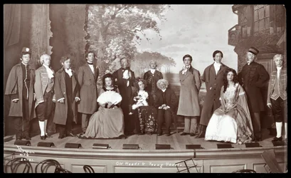 Il cast di una produzione amatoriale di una commedia intitolata The Old Heads and Young Hearts, presentata al Barnard College, New York