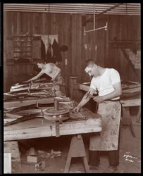 Due uomini che lavorano nella fabbrica di pianoforti Harrington, 1907
