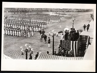 Vista della Principessa Eulalia di Spagna che rivede il 7º Reggimento che marcia nella parata della celebrazione di Colombo al Savoy Hotel, New York, 1899 (stampa al gelatino d