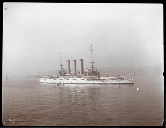 Vista di una nave militare, presumibilmente sul fiume Hudson vicino a West Point durante la visita del Principe Luigi di Battenberg, 1905