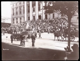 Vista della folla sui gradini del Brooklyn Borough Hall durante la Brooklyn Police Parade, 1897