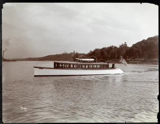 Vista dello yacht Delicia del New York Yacht, Launch und Engine Co. sul fiume Hudson vicino a Morris Heights, New York, 1903