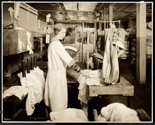 Donne etichettano sacchi di biancheria alla Carolyn Laundry, 111 East 128th Street, East Harlem, New York, 1928