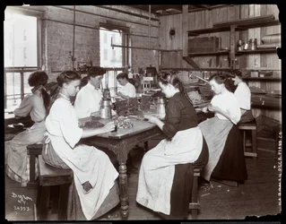 Donne che lavorano alla fabbrica di pianoforti Hardman, Peck e Co., New York