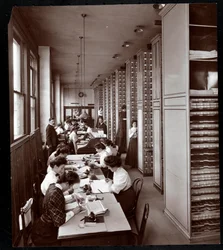 Donne che lavorano in un archivio, sotto supervisione maschile, presso la Metropolitan Life Insurance Co. in 23rd Street e Madison Avenue, New York, 1907