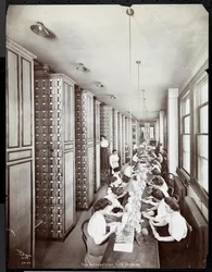 Donne che lavorano in una sala di archiviazione, sotto la supervisione maschile, presso la Metropolitan Life Insurance Co. in 23rd Street e Madison Avenue, 1907