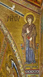 Abside: Vergine Annunciata, mosaico bizantino con sfondo dorato nel timpano dell