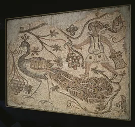 Pannello di mosaico a pavimento: Vendemmiatore con pavone, 400s