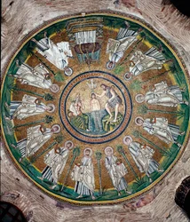 Il battesimo di Cristo nel Giordano (personificato dal personaggio a sinistra) e i dodici apostoli. Mosaico della cupola del Battistero degli Ariani (Battistero degli Ariani). V o VI secolo. Ravenna, Italia