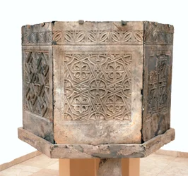 Ambone dalla chiesa bizantina di San Teodoro, Beit Sila, Gerusalemme, VI secolo d.C. (pietra bituminosa)