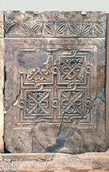 Ambone dalla chiesa bizantina di San Teodoro, Beit Sila, Gerusalemme, VI secolo d.C. (pietra bituminosa)