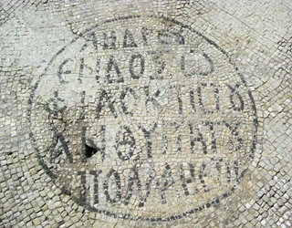 Iscrizione greca da un pavimento a mosaico bizantino a Cesarea, Israele