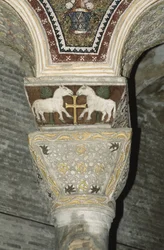 Capitello decorato dall