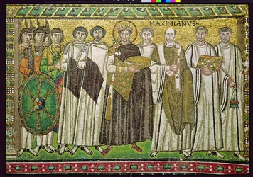 Imperatore Giustiniano I e il suo seguito di funzionari, guardie e clero, c.547 d.C. (mosaico)