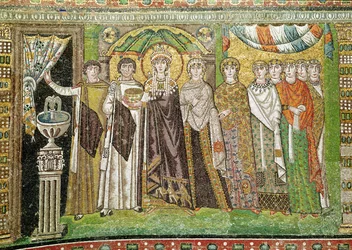 Imperatrice Teodora con la sua corte di due ministri e sette donne, c.547 d.C. (mosaico)