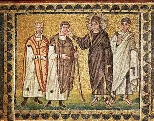 Gesù guarisce due ciechi, dietro di lui un apostolo, VI secolo (mosaico)