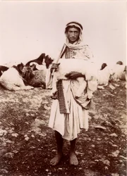 Un pastorello che porta un agnello, c.1894-1914