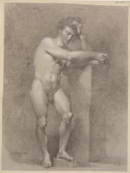 Modello in piedi appoggiato a un alto plinto