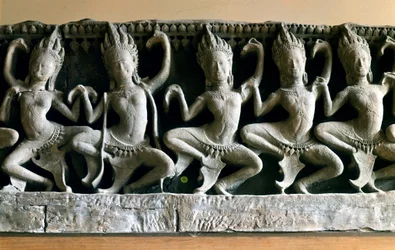 Le apsaras, creature molto giovani e belle che danzavano nel cortile di Indra. Mitologia indù. Arte Khmer, tempio di Bayon