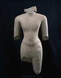 Torso di una divinità (probabilmente Vishnu), c. VII secolo