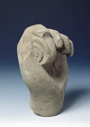 Mano di una statua che tiene il disco chakra, 800-1431