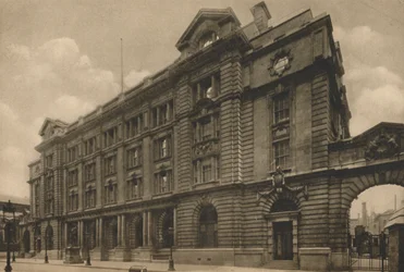 Facciata principale della sede centrale delle Poste Generali in King Edward Street