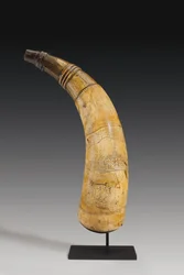 Corno da polvere, inciso con una mappa del fiume San Lorenzo nell