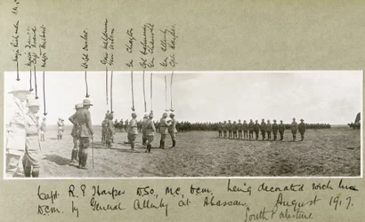 Il generale Allenby decora il capitano Harper con la D.C.M. in una cerimonia ad Abassan, Palestina meridionale, agosto 1917