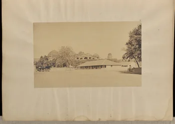 Madura. [Il palazzo di Trimul Naik, con la scuola del signor Fischer in primo piano.