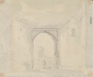 Arco di mattoni adiacente al grande portale del monastero di Sant