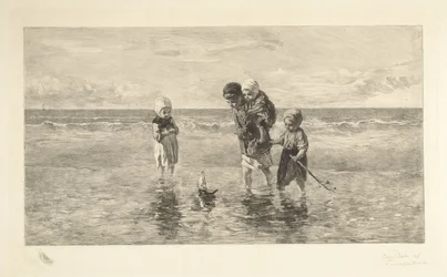 Quattro bambini giocano con una barchetta sulla spiaggia in acque basse (serie: Bambini del mare)